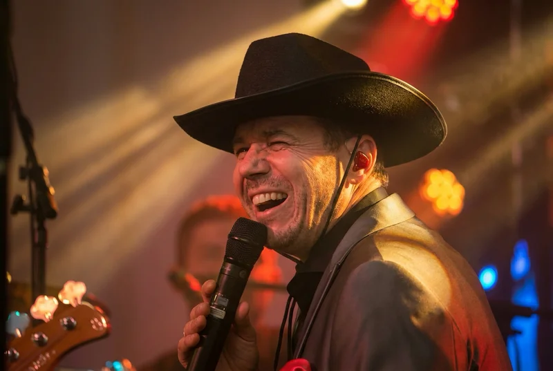 Energiegeladene Party-Performance